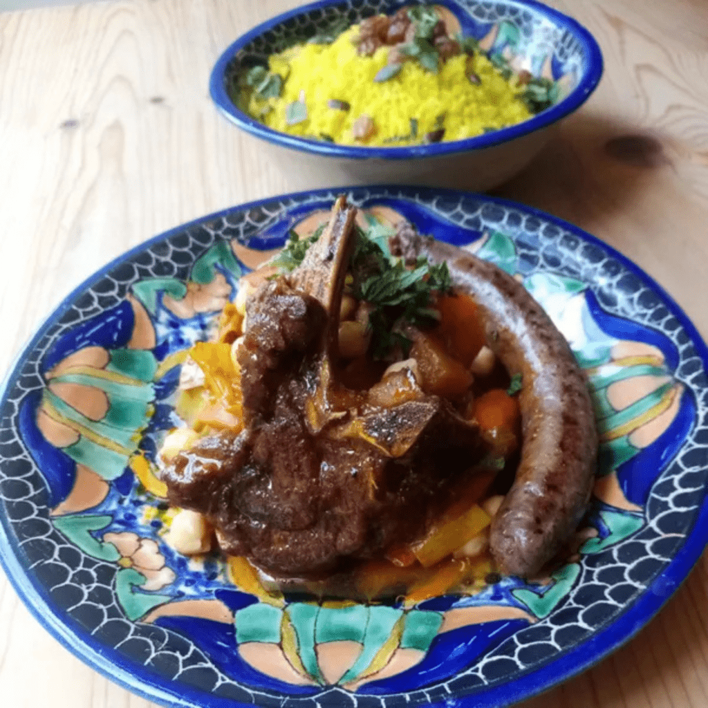 a table naturellement saucisse assiette bleue